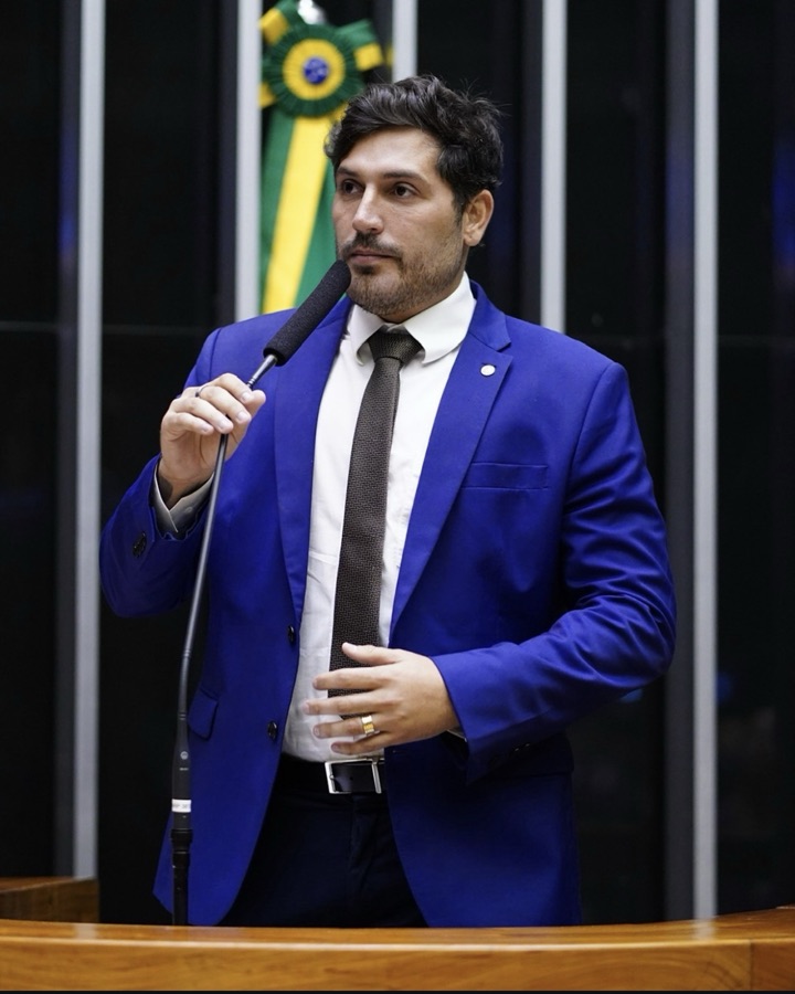Luciano Vieira discursando na tribuna da Câmara dos Deputados