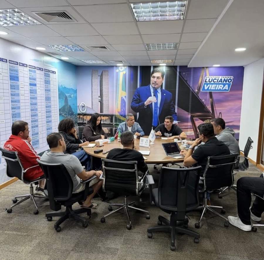 Reunião de equipe no escritório do mandato